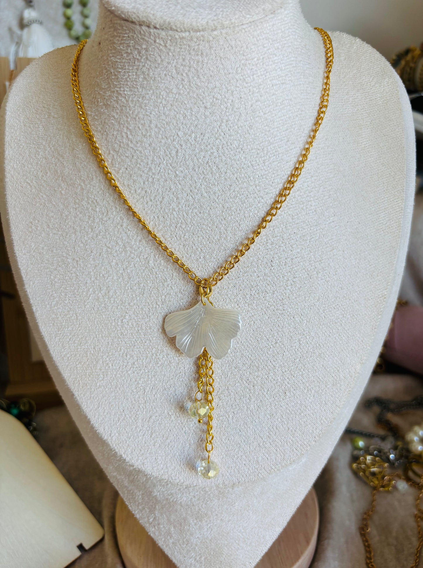 Collier feuille de ginkgo , blanc crème et perles facettes