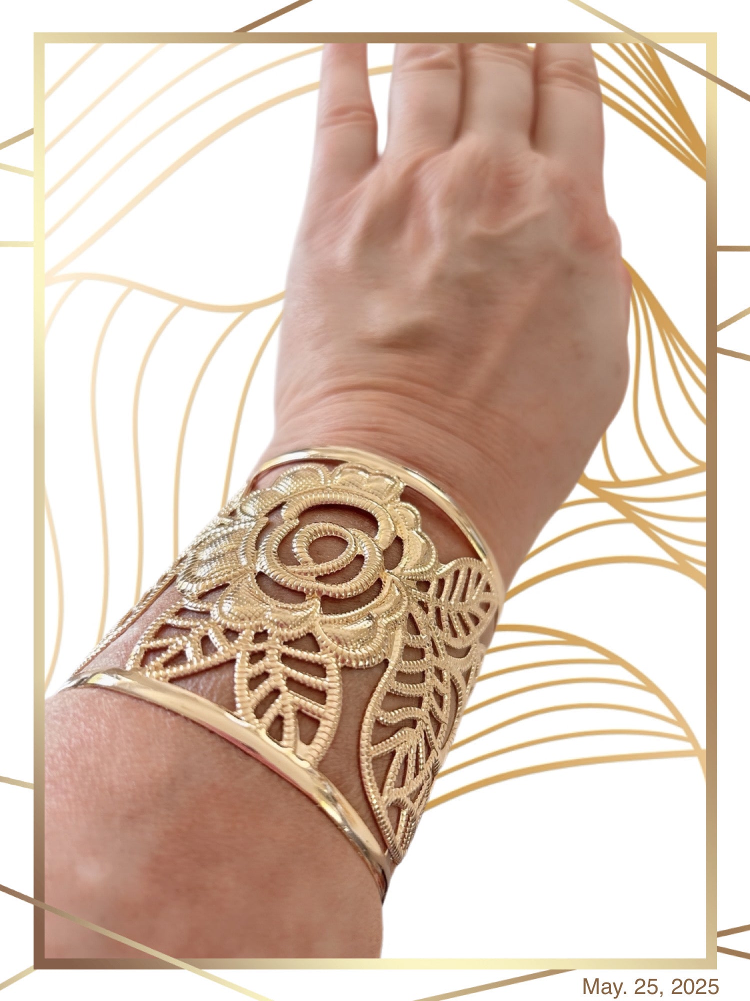 Bracelet manchettes, finement travaillé en acier inoxydable, doré a l’or fin