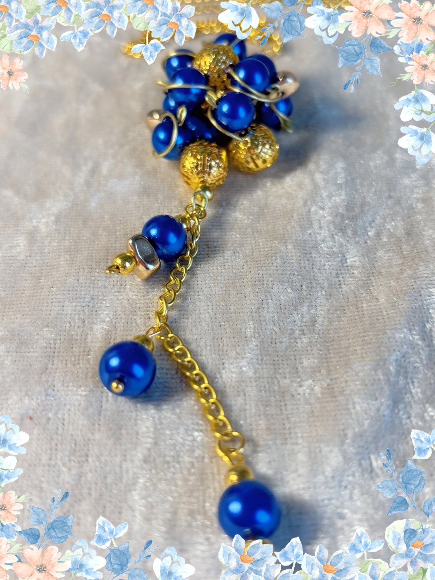 Sautoir de création en perles, bleues et perles dorées avec petite chaîne tombante en acier, inoxydable, création unique 