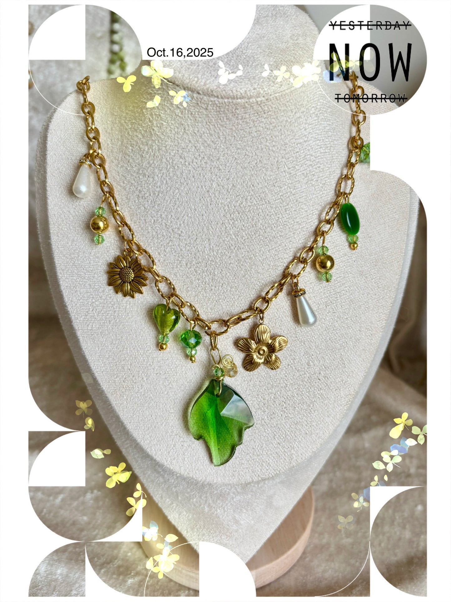  Collier breloques acier inoxydable avec différentes breloques en verre façon Murano, perles facettes, perles en verre de bohème, perles dorées, avec une très jolie feuille en cristal verte