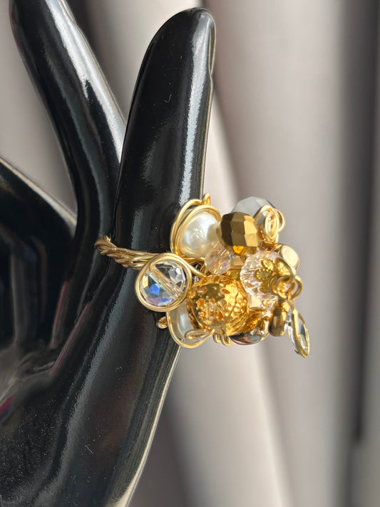 bague en perles nacrées et verre de Bohème, strass sur le dessus, enroulée dans du fil d'acier inoxydable, doré à l'or fin 18 carats. 