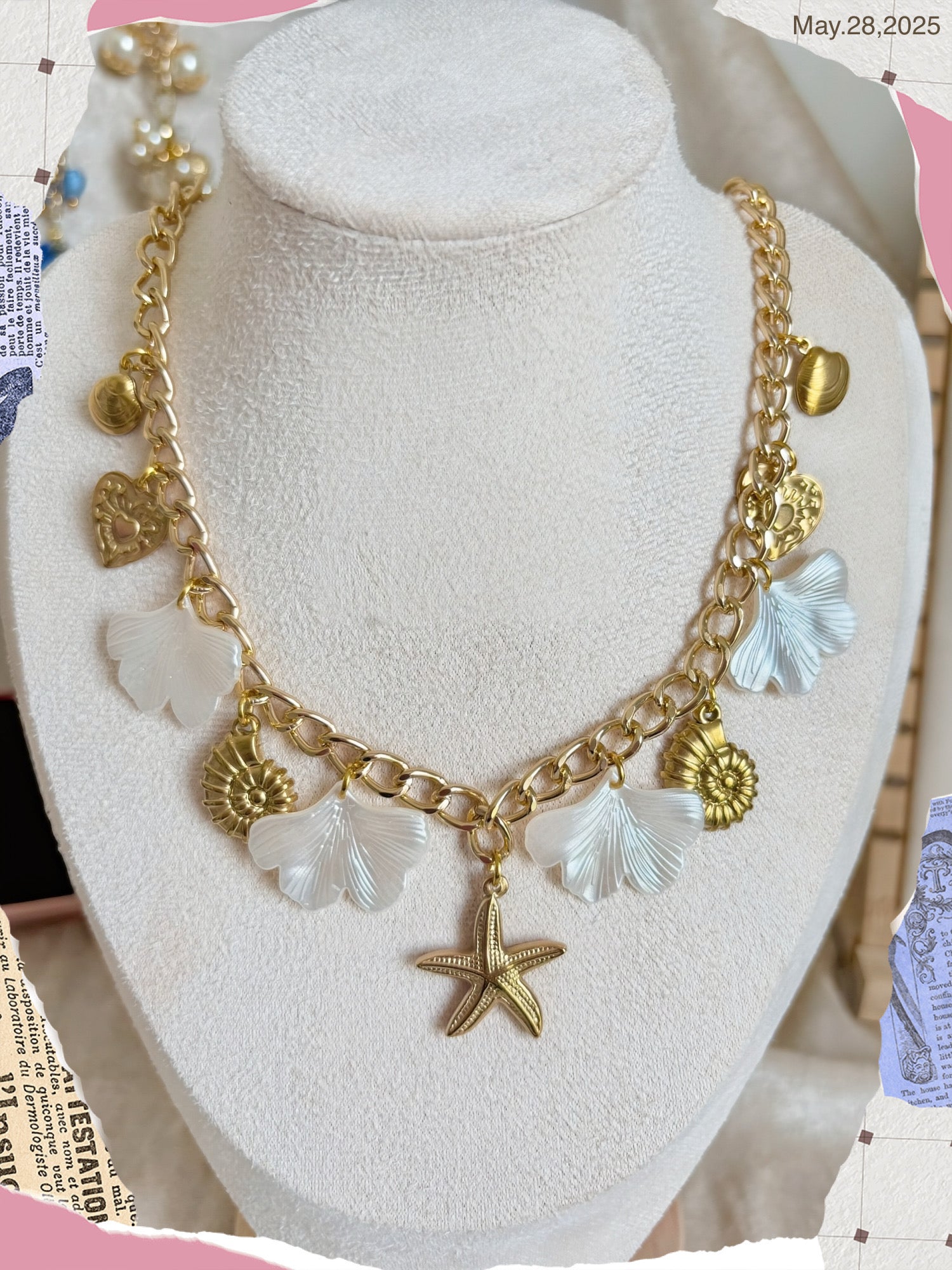 Collier breloques avec feuilles de ginkgo blanc nacré et aprets doré en acier inoxydable doré 
