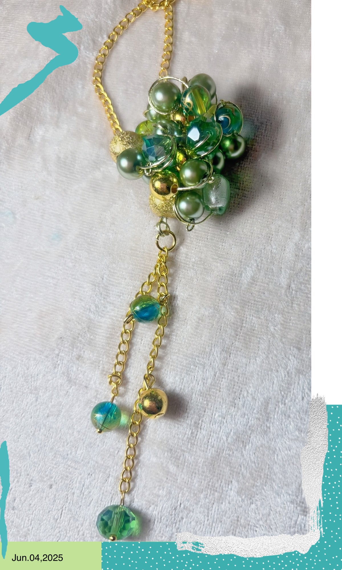 Sautoir en perle, verte et doré et perles facettes en verre avec chaîne 
