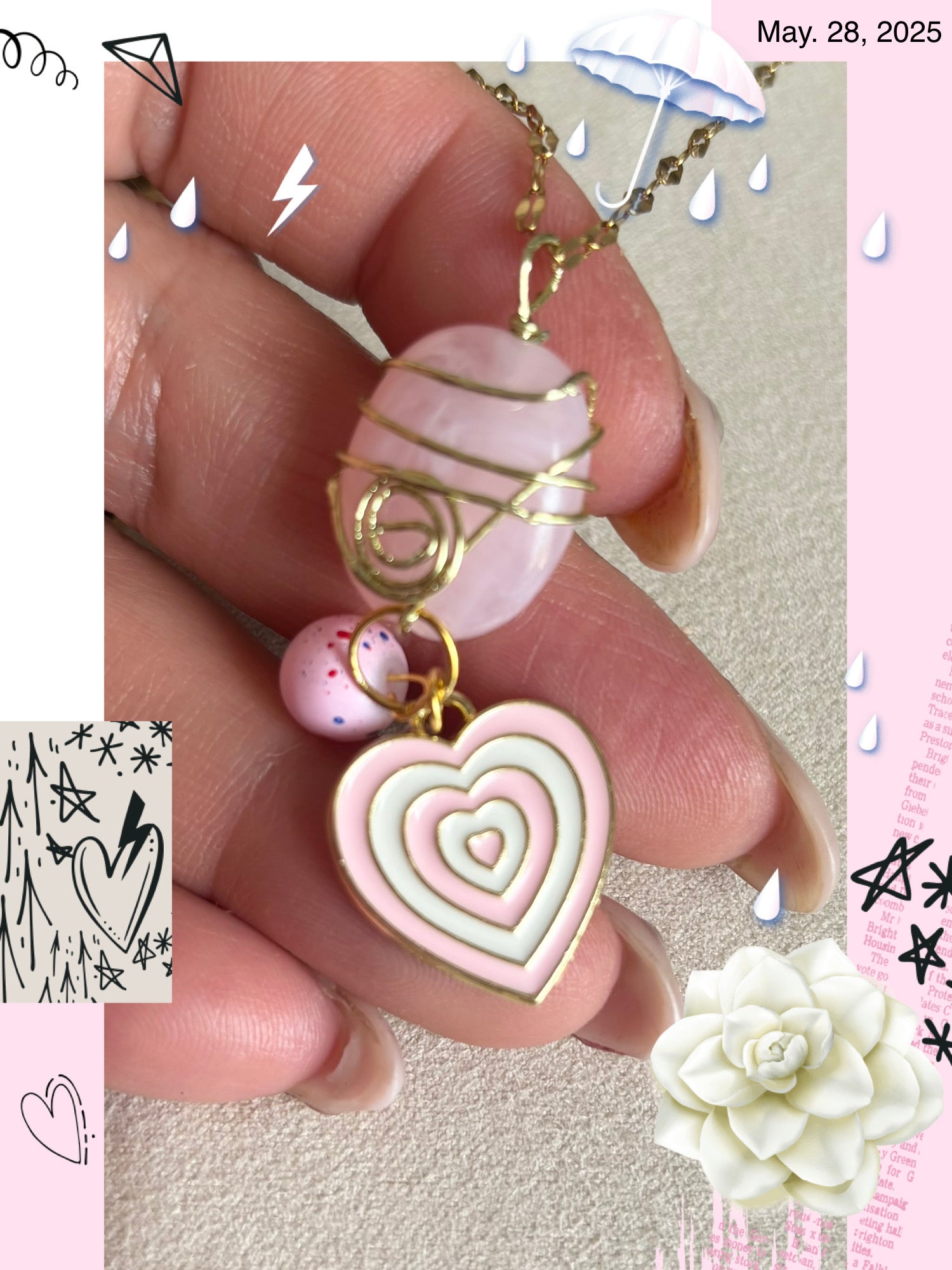 Collier de création, perle, rose et cœur en émail, rose sur fil doré et chaîne fine en acier inoxydable