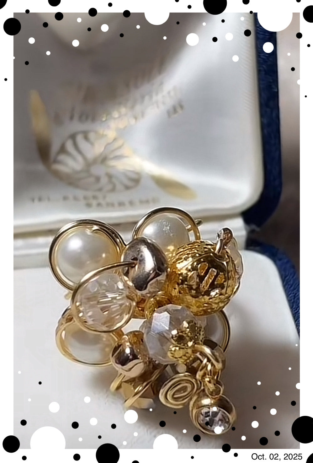 bague en perles nacrées et verre de Bohème, strass sur le dessus, enroulée dans du fil d'acier inoxydable, doré à l'or fin 18 carats. 