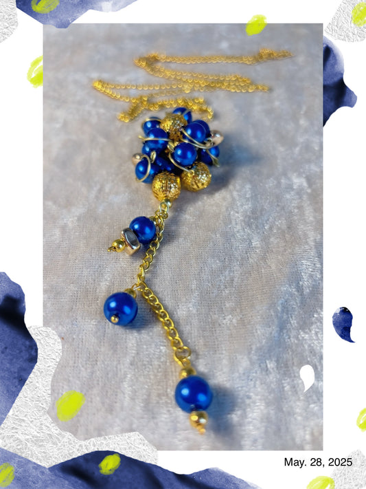 Sautoir de création en perles, bleues et perles dorées avec petite chaîne tombante en acier, inoxydable, création unique ￼
