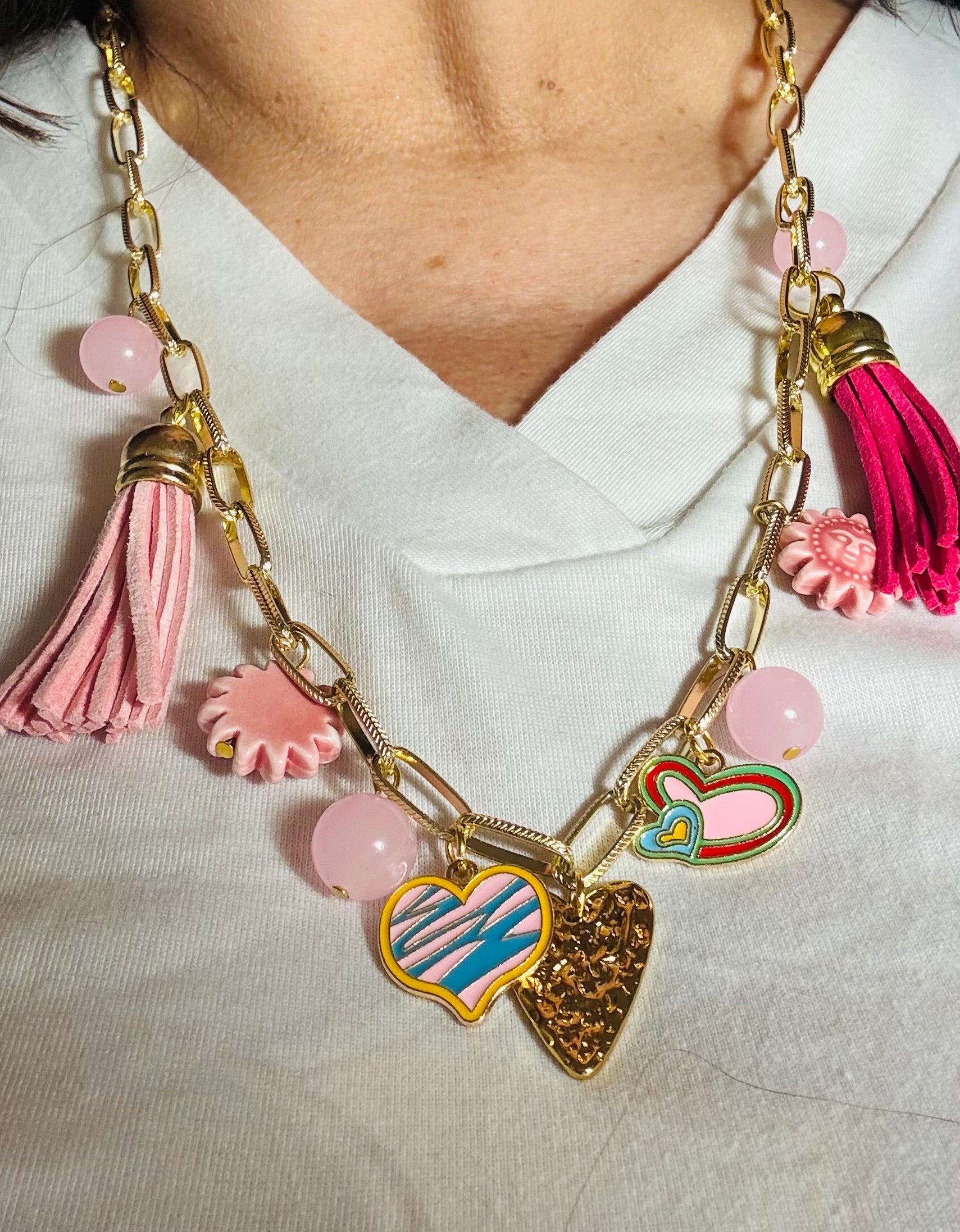 Collier breloque perles rose, porté perle céramique en forme de soleil et pompon et cœur en émail