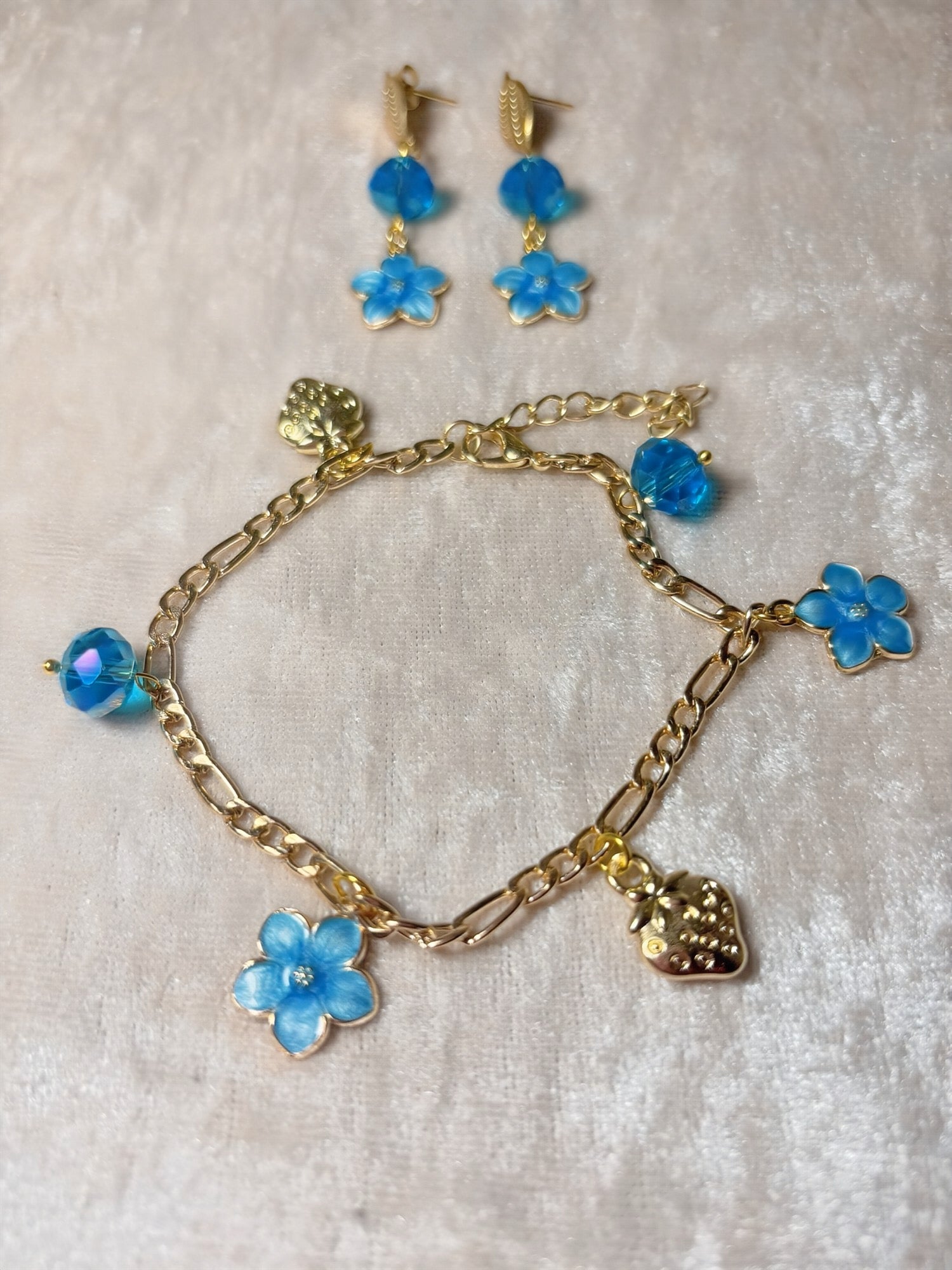 Bracelet et boucles d’oreilles avec fleurs bleues en émail et perles, bleu turquoise à facettes sur acier inoxydable
