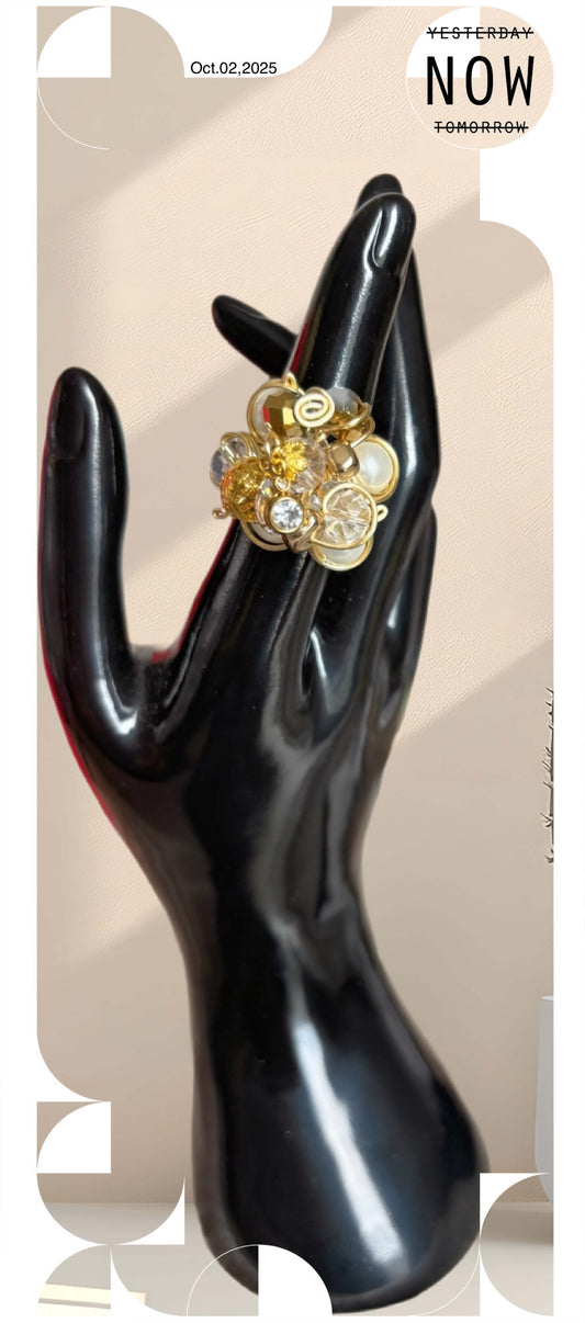 bague en perles nacrées et verre de Bohème, strass sur le dessus, enroulée dans du fil d'acier inoxydable, doré à l'or fin 18 carats. 