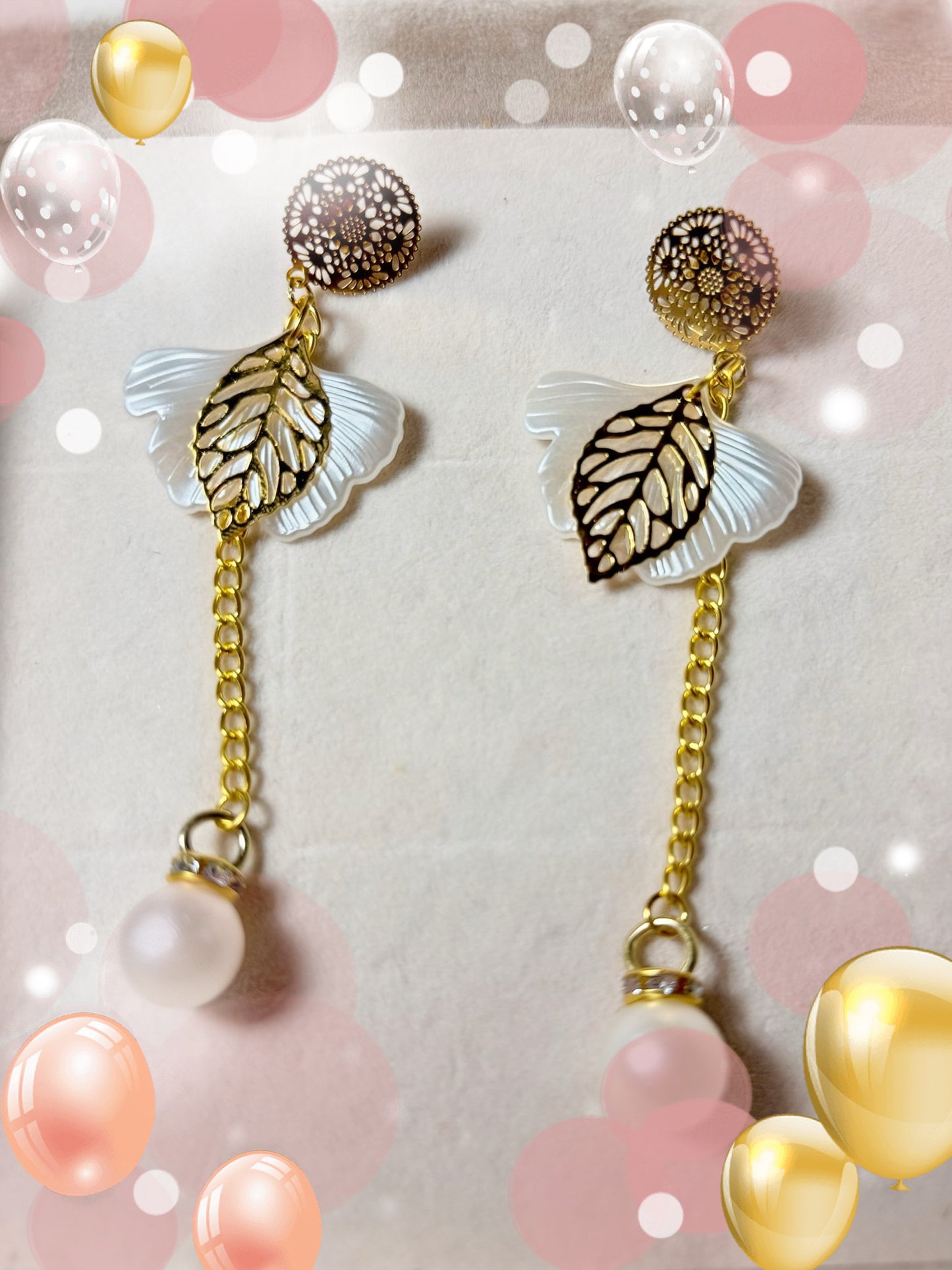 Boucles d’oreilles, feuilles ginkgo nacrée blanc crème sur longue chaîne et perles 