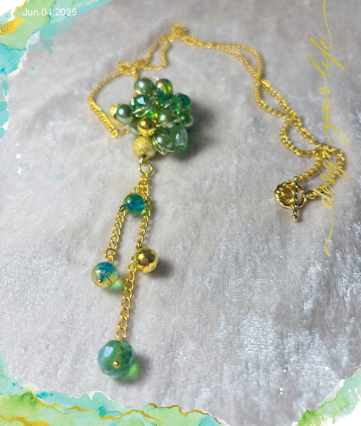 Sautoir en perle, verte et doré et perles facettes en verre avec chaîne 