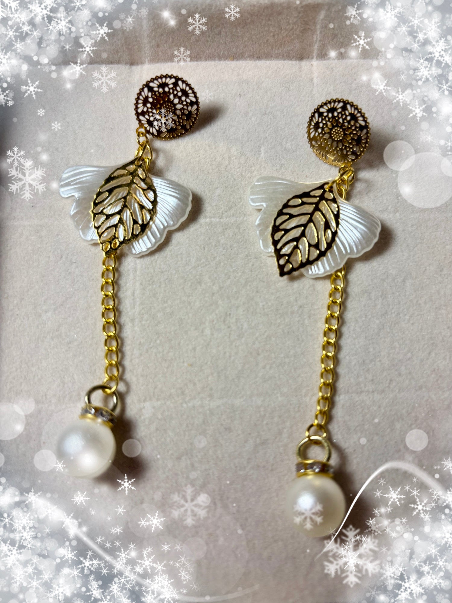 Boucles d’oreilles, feuilles ginkgo nacrée blanc crème sur longue chaîne et perles 