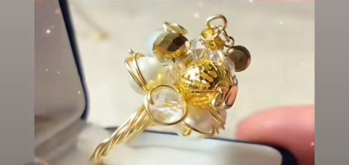 bague en perles nacrées et verre de Bohème, strass sur le dessus, enroulée dans du fil d'acier inoxydable, doré à l'or fin 18 carats. 