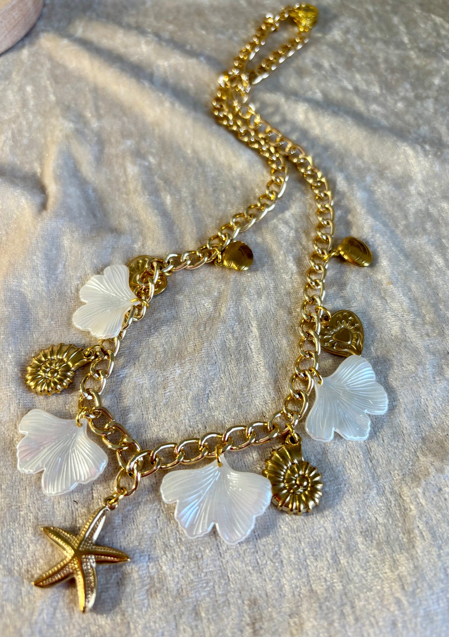 Collier breloques avec feuilles de ginkgo blanc nacré et aprets doré en acier inoxydable doré 