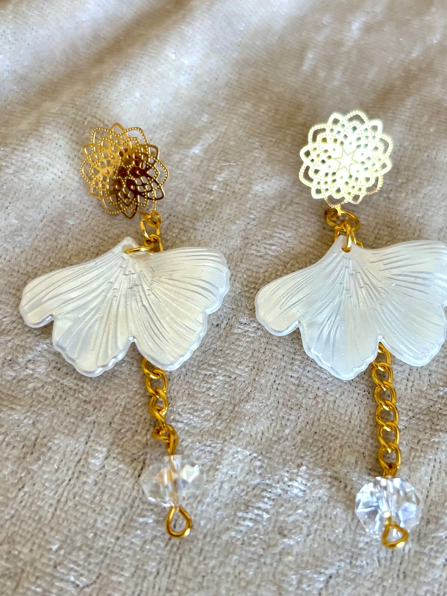 Boucles d’oreilles dorées feuille de ginkgo , blanc crème et perles facettes