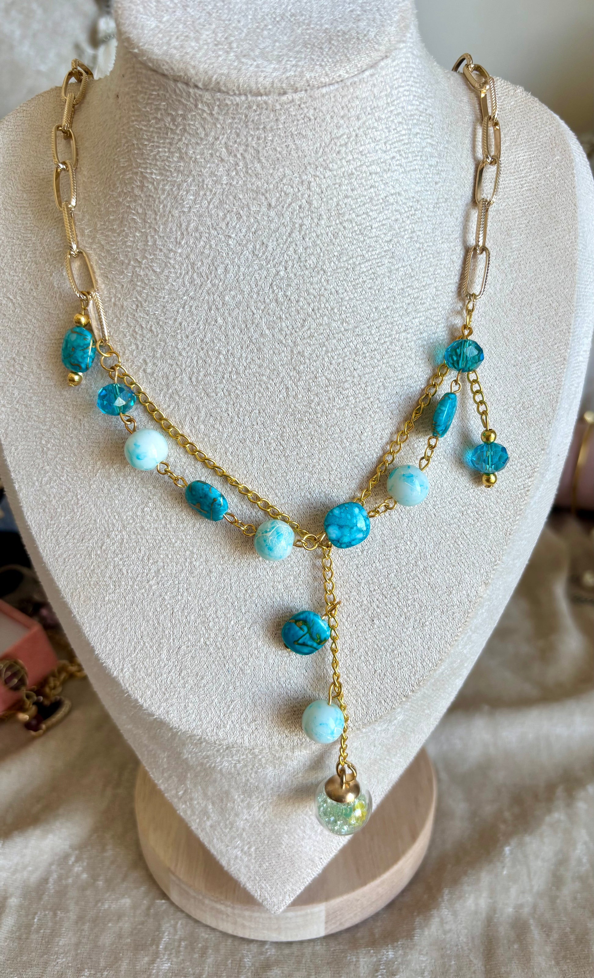 Sautoir, doré et perles bleues turquoise long