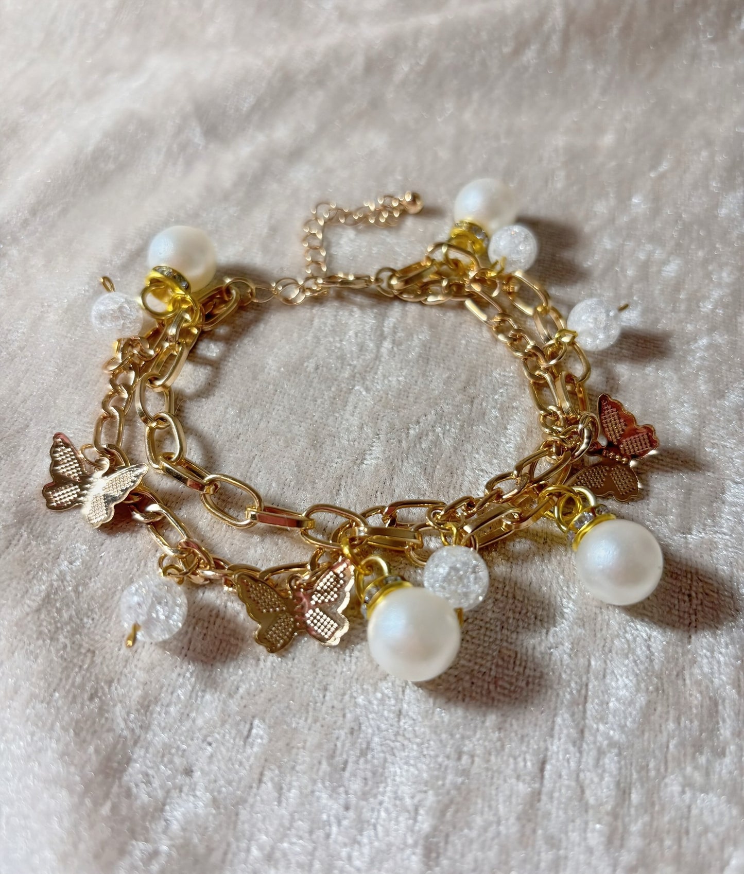 Bracelet, de créations en perles blanche, nacrée et perles craquelée sur chaîne, acier inoxydable