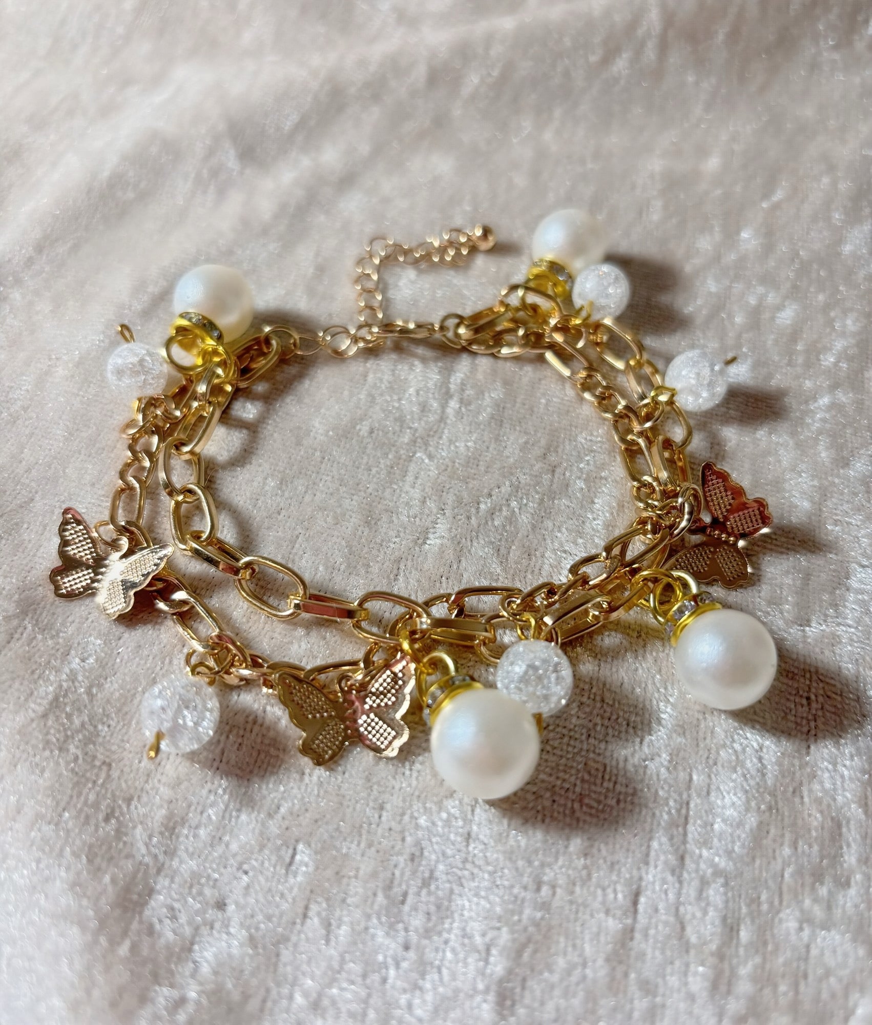Bracelet, de créations en perles blanche, nacrée et perles craquelée sur chaîne, acier inoxydable