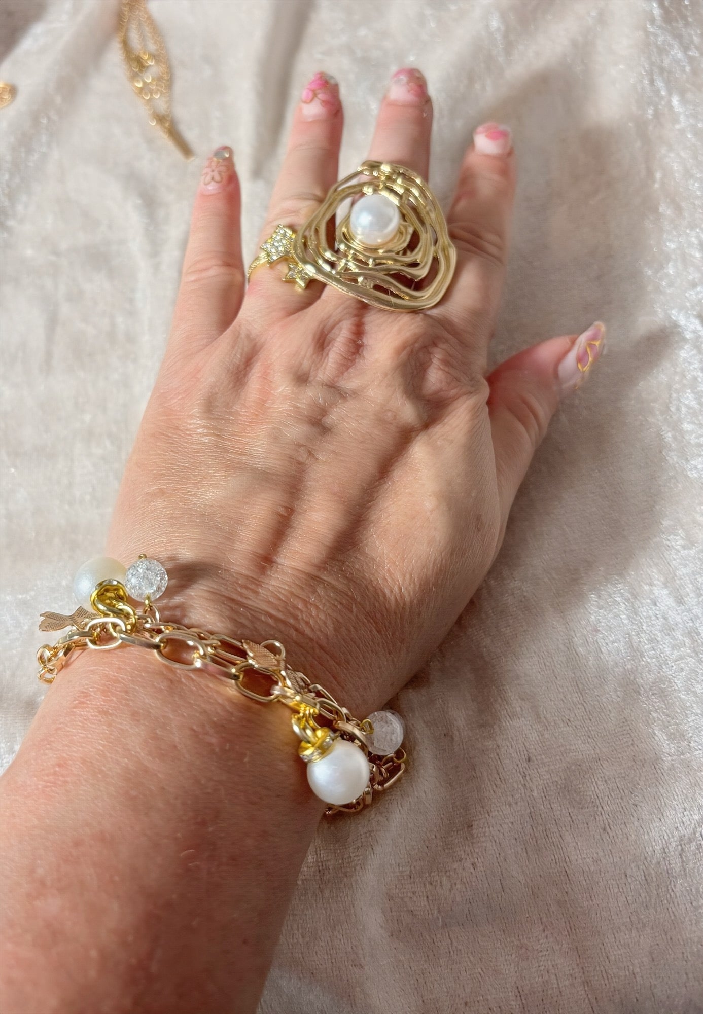 Bracelet, de créations en perles blanche, porté nacrée et perles craquelée sur chaîne, acier inoxydable