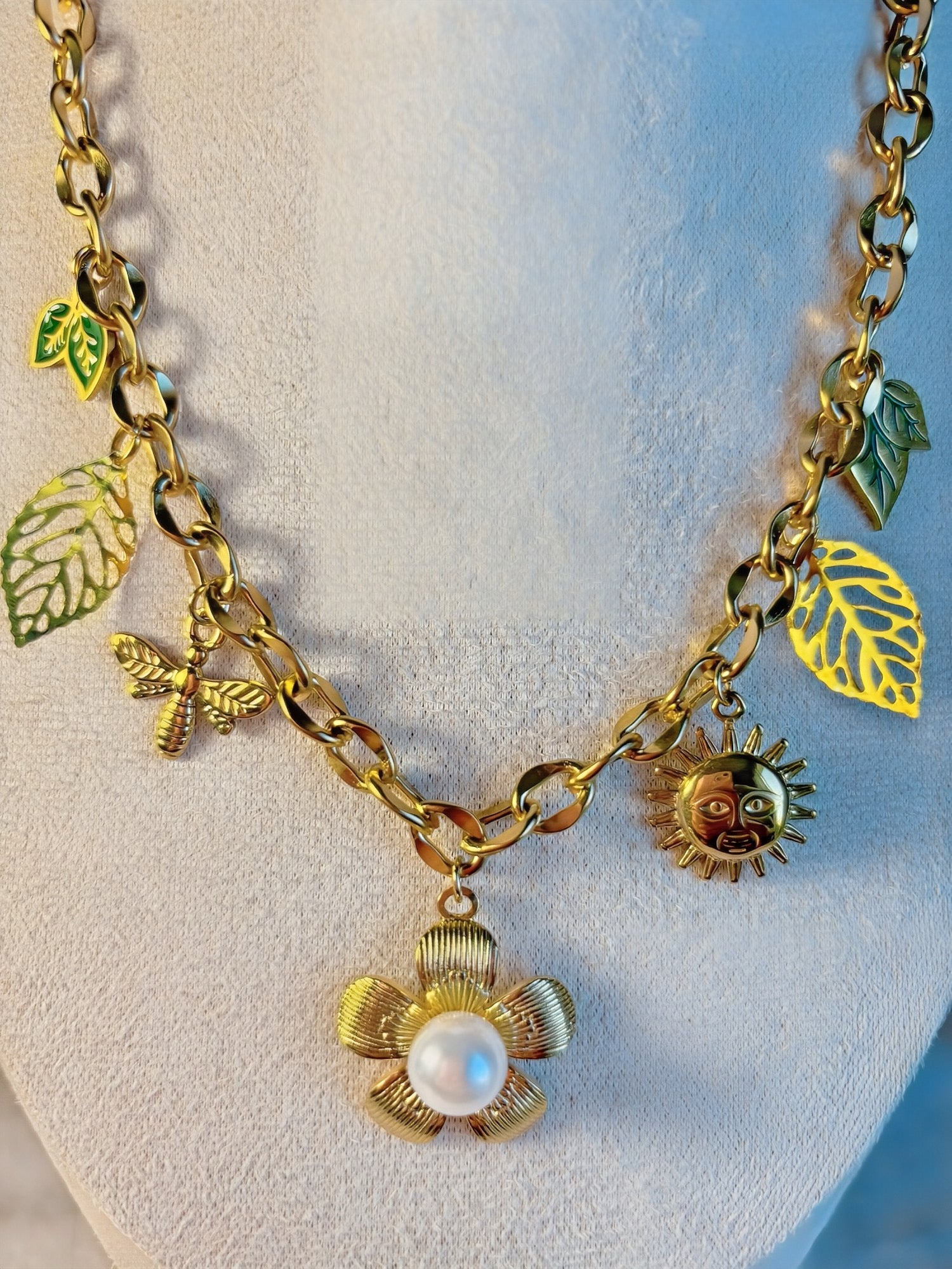 Collier doré en acier inoxydable avec breloque, doré et perles nacrée fleurs 