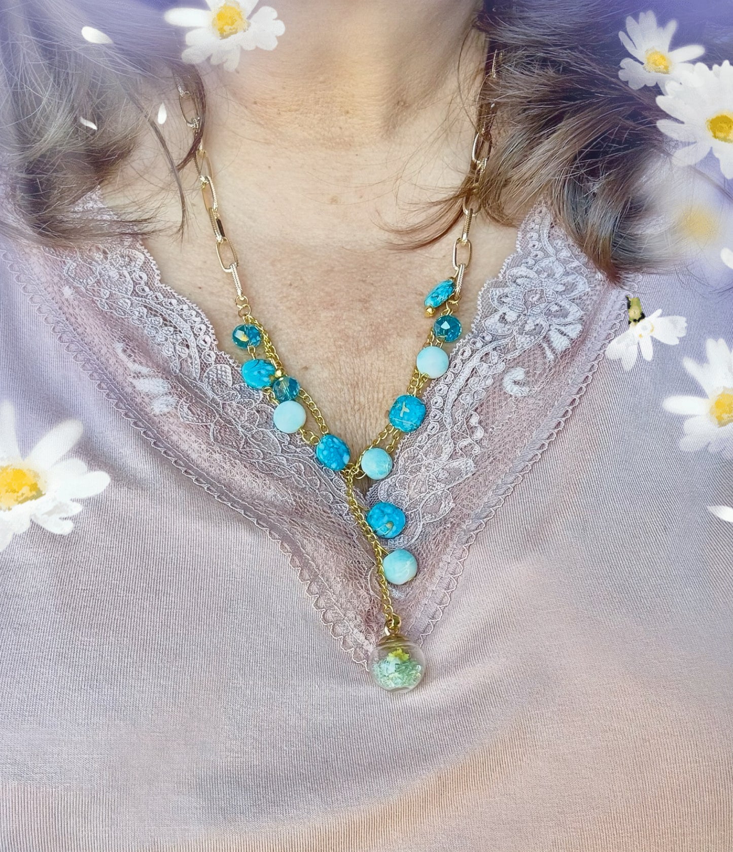 Sautoir porté doré et perles bleues turquoise long