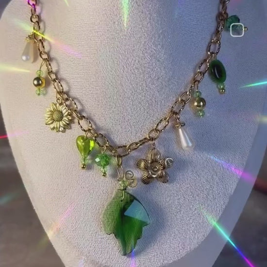 Collier breloques acier inoxydable avec différentes breloques en verre façon Murano, perles facettes, perles en verre de bohème, perles dorées, avec une très jolie feuille en cristal verte