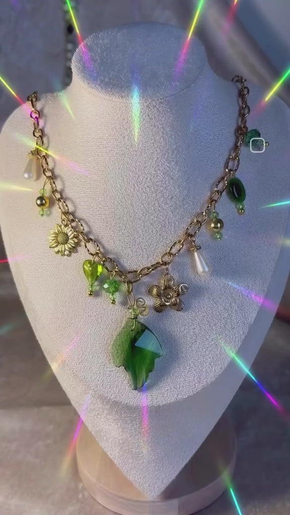 Collier breloques acier inoxydable avec différentes breloques en verre façon Murano, perles facettes, perles en verre de bohème, perles dorées, avec une très jolie feuille en cristal verte