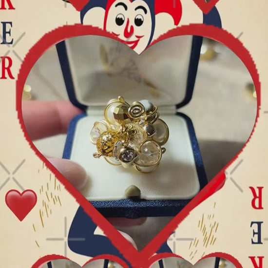 bague en perles nacrées et verre de Bohème, strass sur le dessus, enroulée dans du fil d'acier inoxydable, doré à l'or fin 18 carats. 