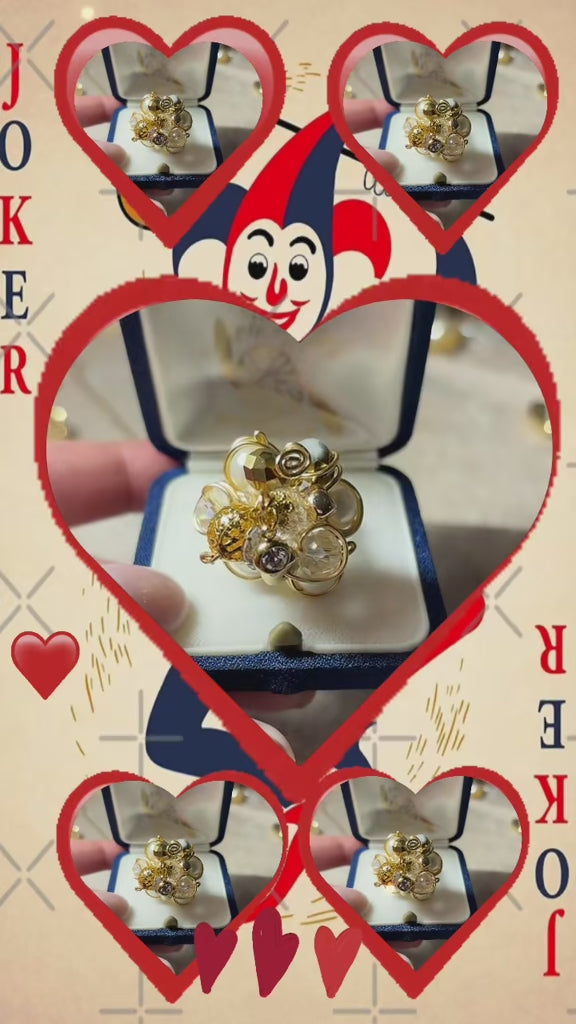 bague en perles nacrées et verre de Bohème, strass sur le dessus, enroulée dans du fil d'acier inoxydable, doré à l'or fin 18 carats. 