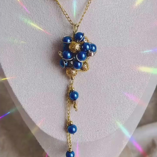 Sautoir de création en perles, bleues et perles dorées avec petite chaîne tombante en acier, inoxydable, création unique 