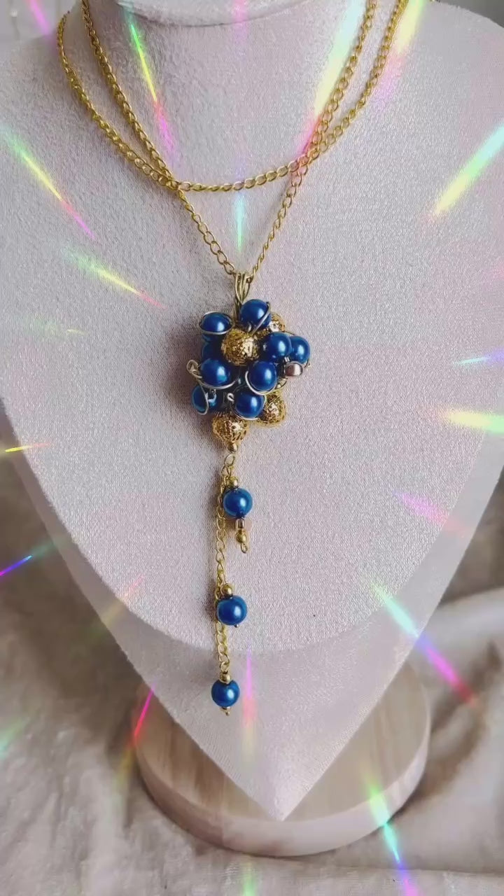 Sautoir de création en perles, bleues et perles dorées avec petite chaîne tombante en acier, inoxydable, création unique 